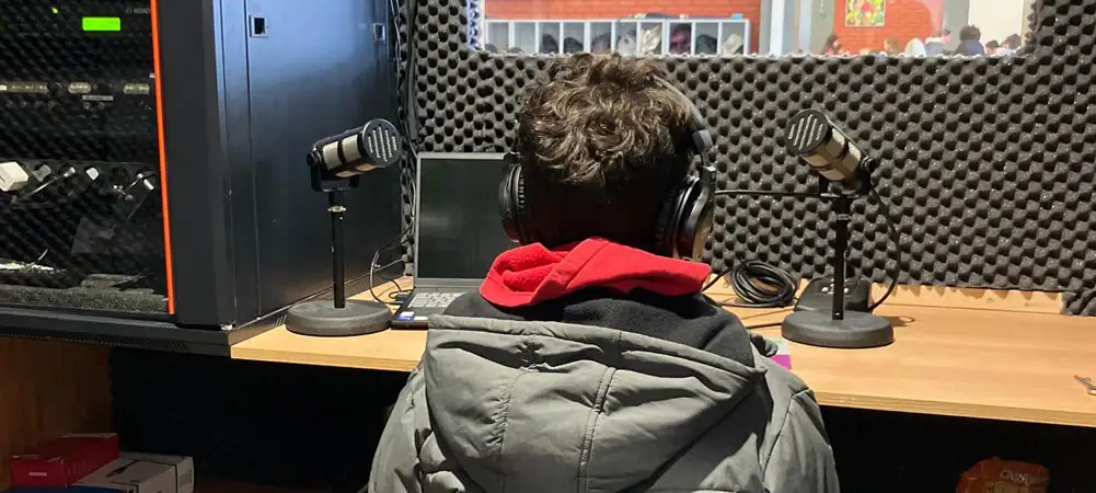 Rádio Teixeirinha dá voz aos alunos e reforça o espírito de comunidade escolar